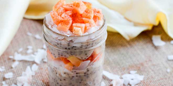 Pudding protéique au lait de coco, graines de chia et papaye