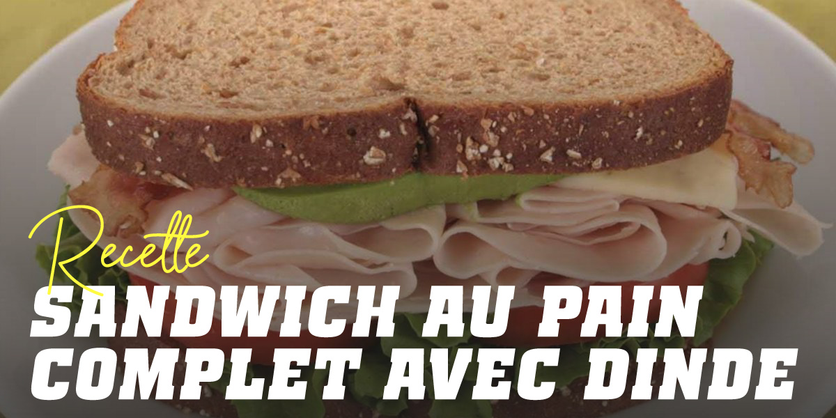Sandwich de pain intégral avec dinde, laitue et tomate et un jus d&rsquo;orange