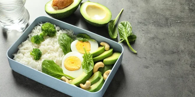 Salade froide de riz, avocat, thon et cottage Salade froide de riz, avocat, thon et cottage