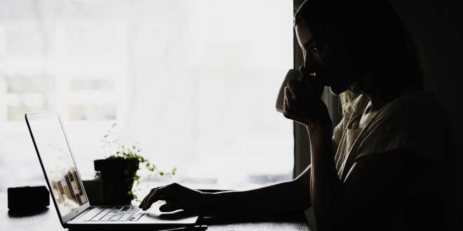 Travailler sur un ordinateur sans assez de lumière