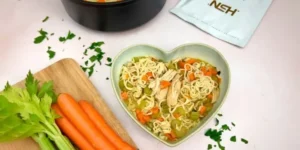 Soupe de nouilles au poulet et légumes, faible en calories