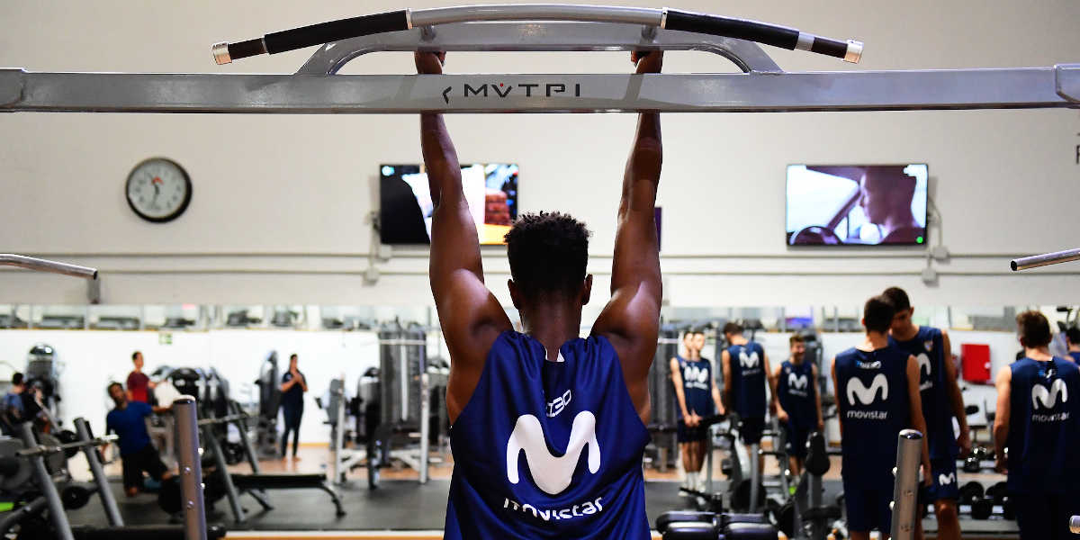Comment devez-vous travailler au gymnase au basketball