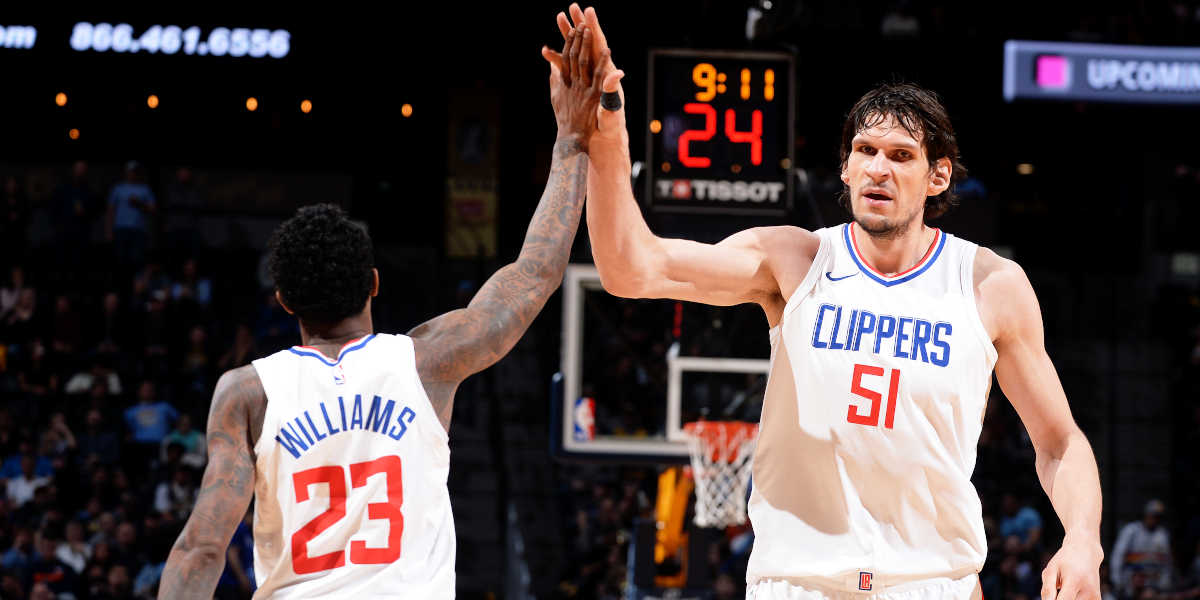 Quelles caractéristiques physiques différencient un joueur de centre ou un pivot au basketball