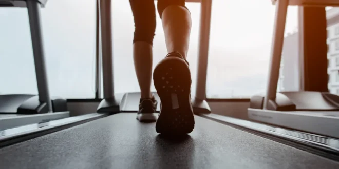 Courir sur tapis de course et en plein air : ce qui est mieux et pourquoi Courir sur tapis de course et en plein air : ce qui est mieux et pourquoi