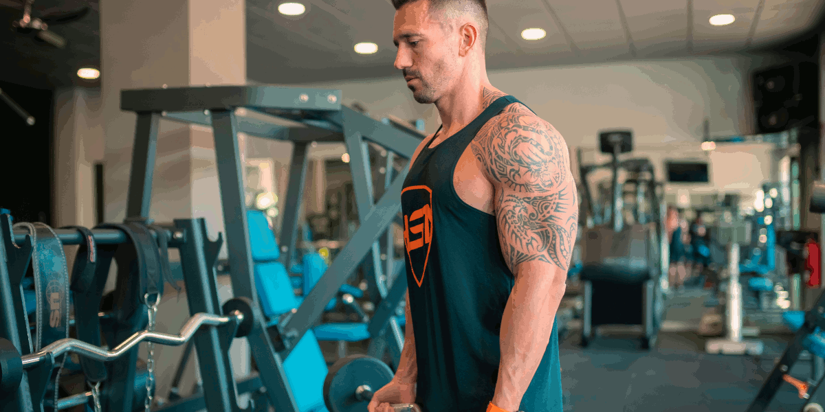 Curl avec Barre. Exercices pour biceps et triceps