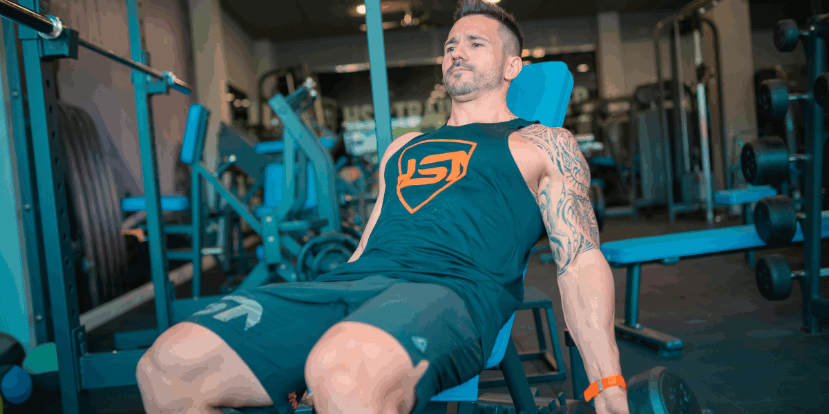 Curl sur Banc Incliné. Exercices pour biceps et triceps