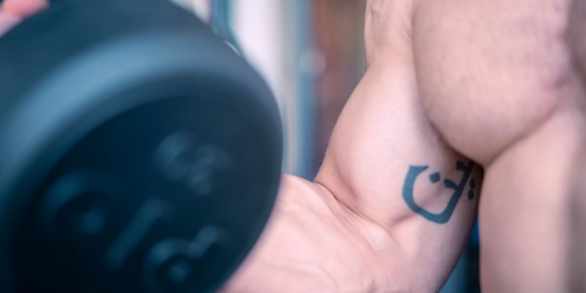 Entraîner les biceps avec des haltères