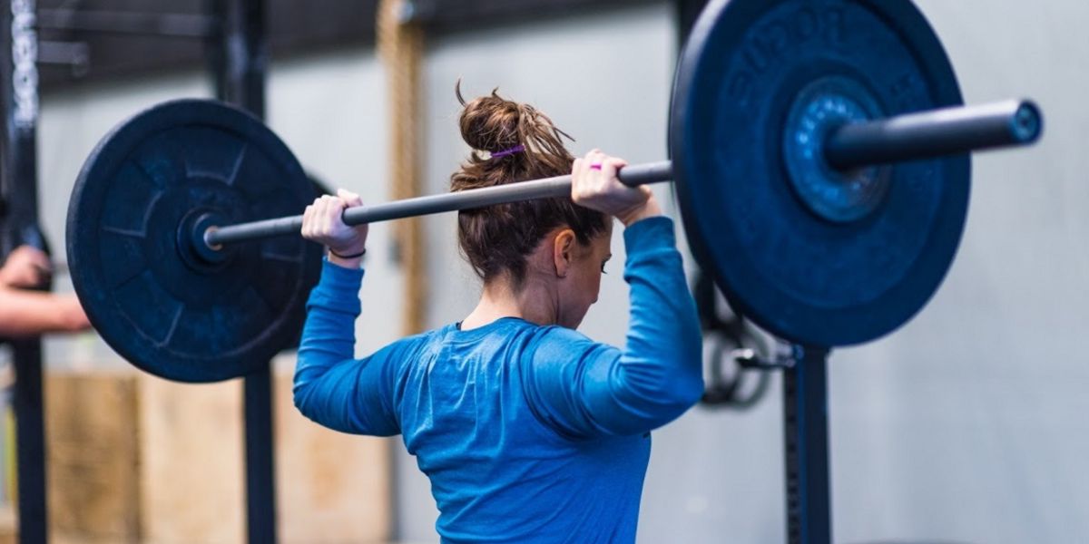 Press Arrière Nuque. Exercices interdits