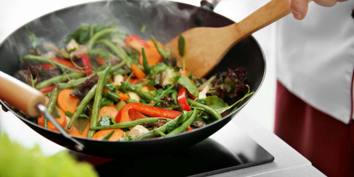 Cuire les aliments au wok