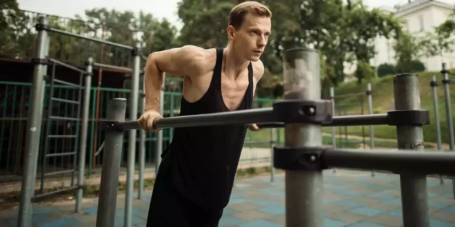 Comment faire des dips aux barres parallèles pour travailler les pectoraux en profondeur