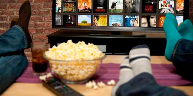 Des snacks malsains devant la télévision