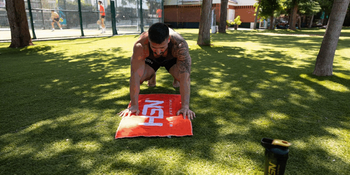 Exercice de coup de pied frontal pour abdominaux