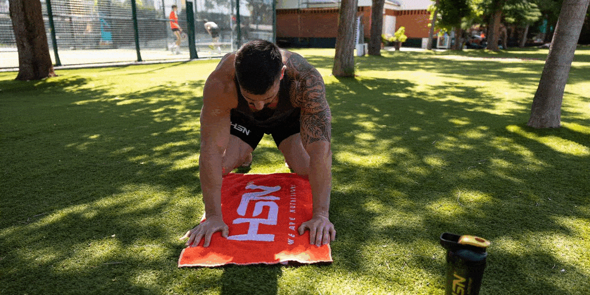 Exercice de coup de pied latéral pour abdominaux