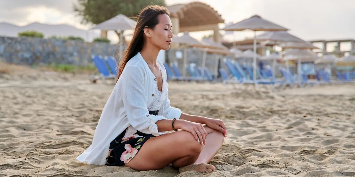 Fille détendue sur la plage Fille détendue sur la plage