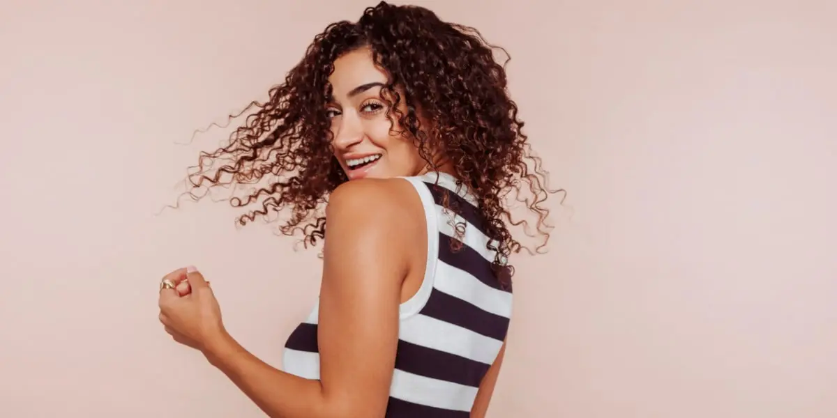 Femme aux cheveux bouclés souriante Femme aux cheveux bouclés souriante