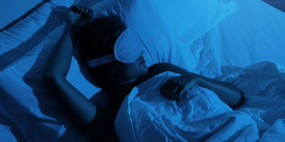 Dormir dans l'obscurité avec un masque de sommeil