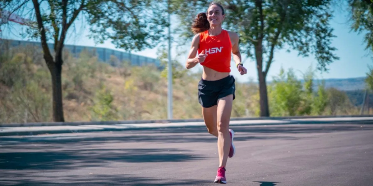 Femme sportive courant avec un esprit concentré