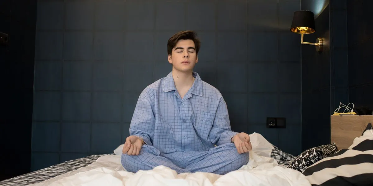 Homme méditant avant de dormir
