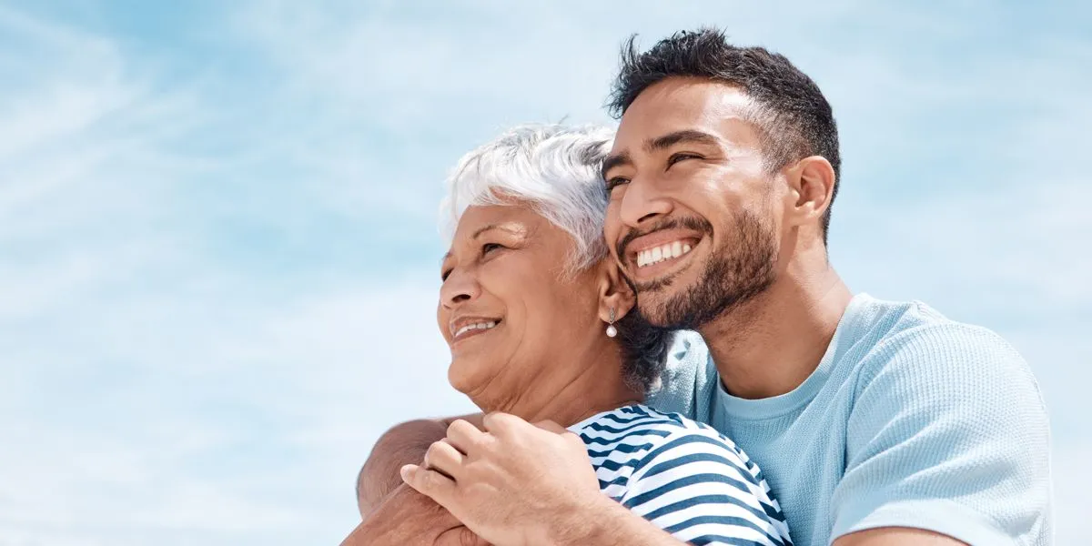 Mère et fils souriants