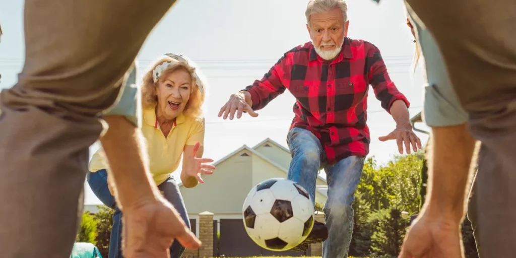 Adultes majeurs jouant avec un ballon de football