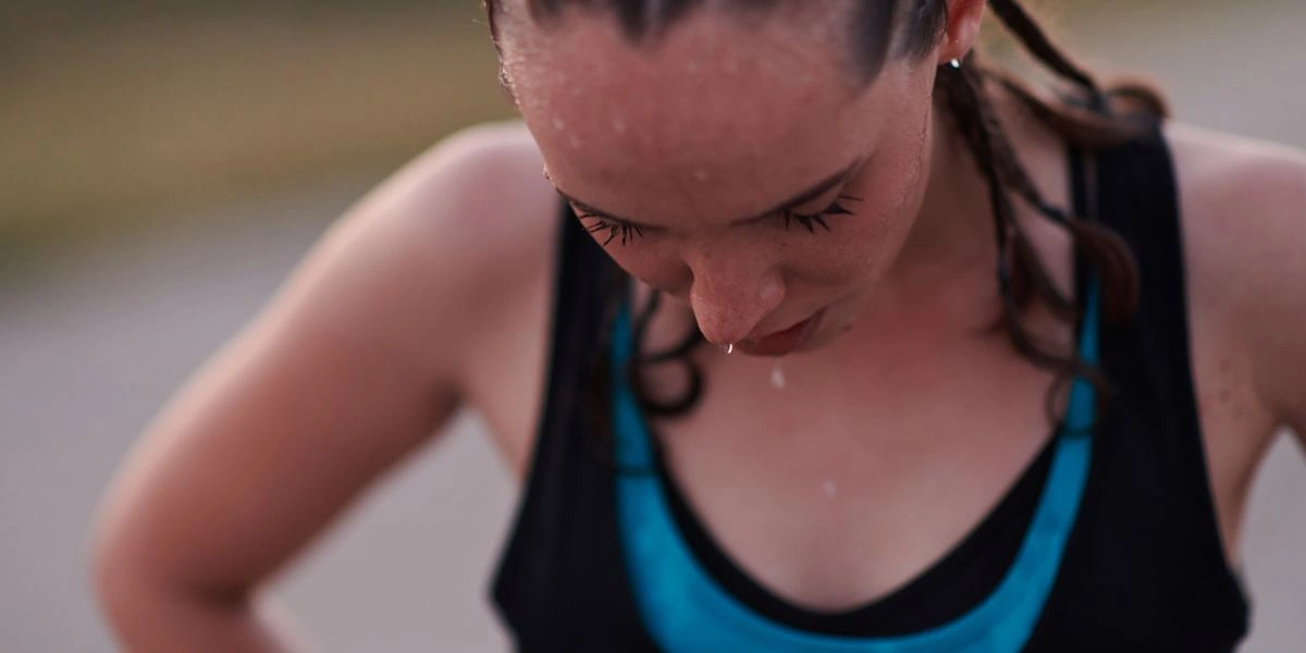 Sportif transpirant pendant son entraînement