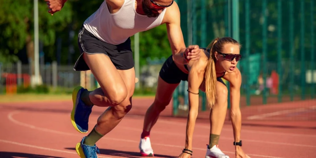 Athlètes s'entraînant sur une piste d'athlétisme