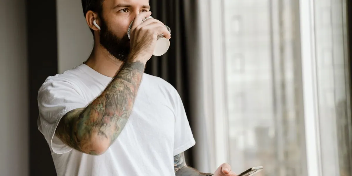Homme buvant du café avant de s’entraîner