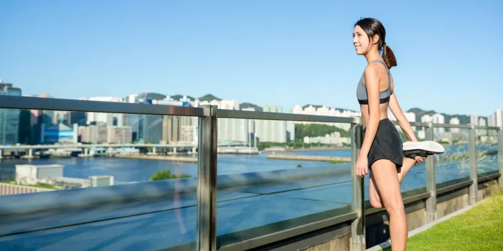 Femme s'étirant après avoir couru