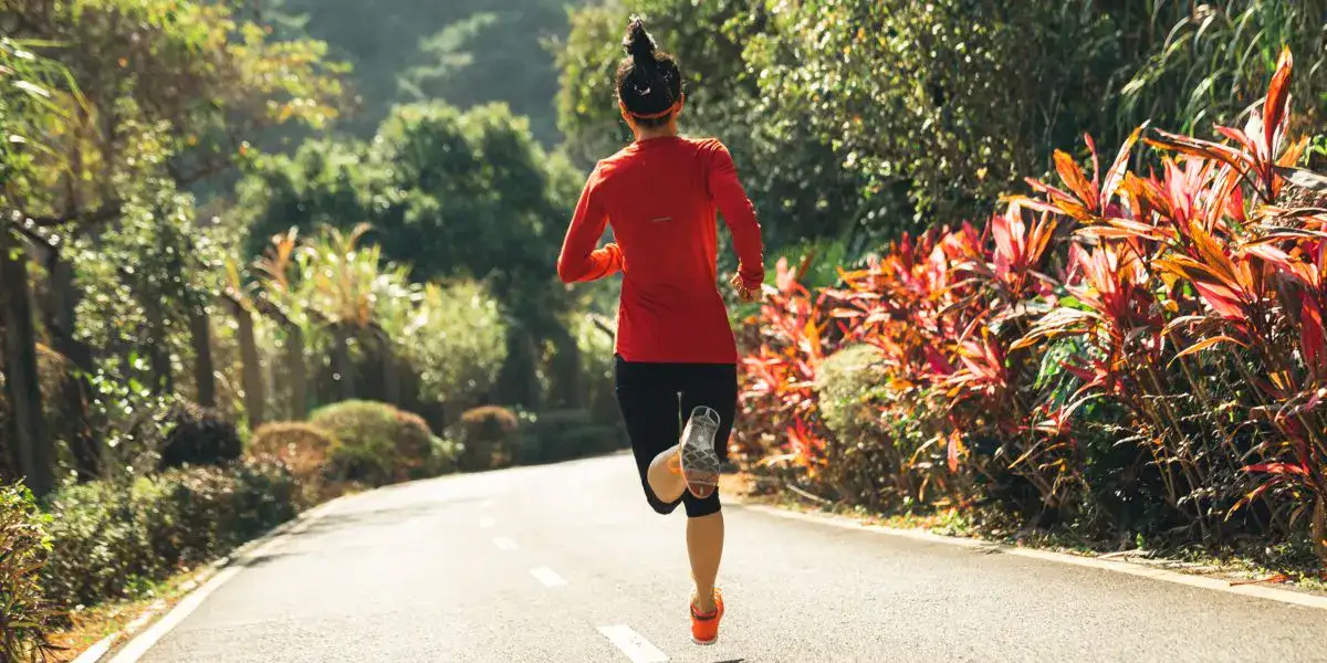 Étirements dynamiques avant de courir