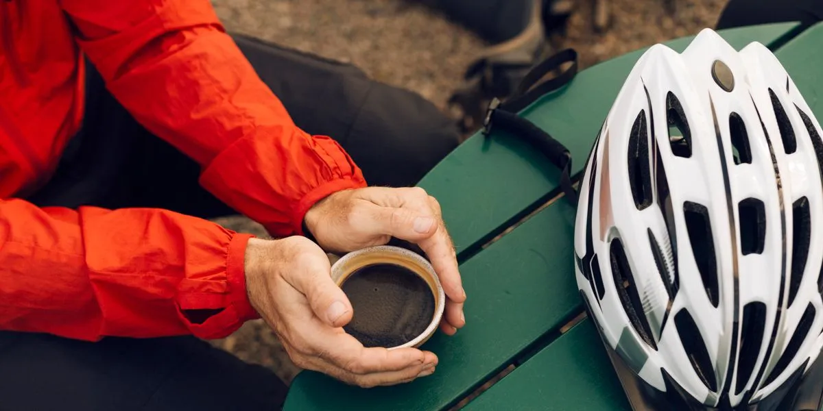 Cycliste buvant du café