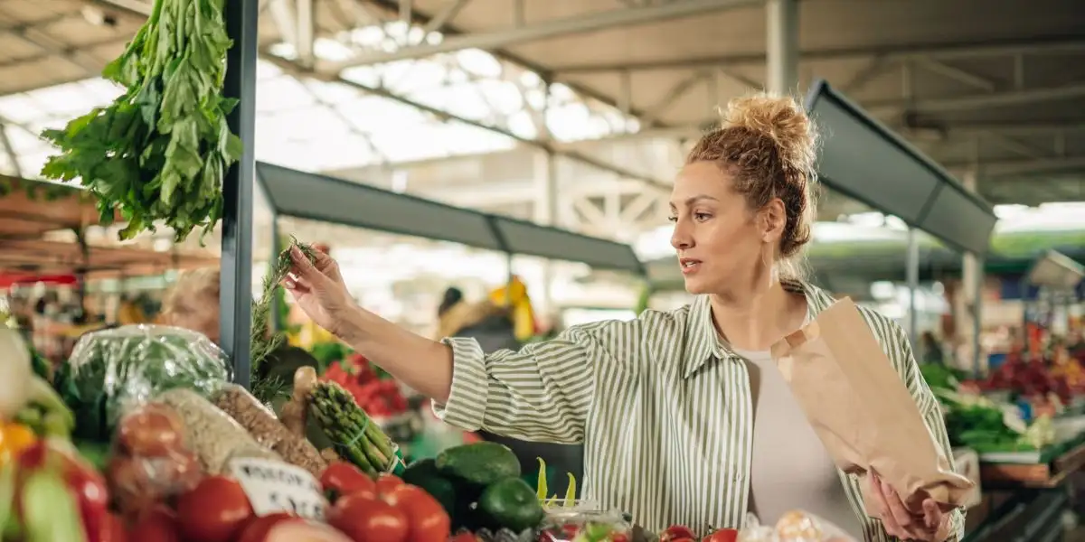 Femme cueillant des fruits
