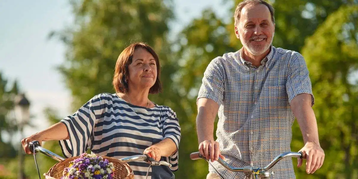 Couple se promenant dans la campagne
