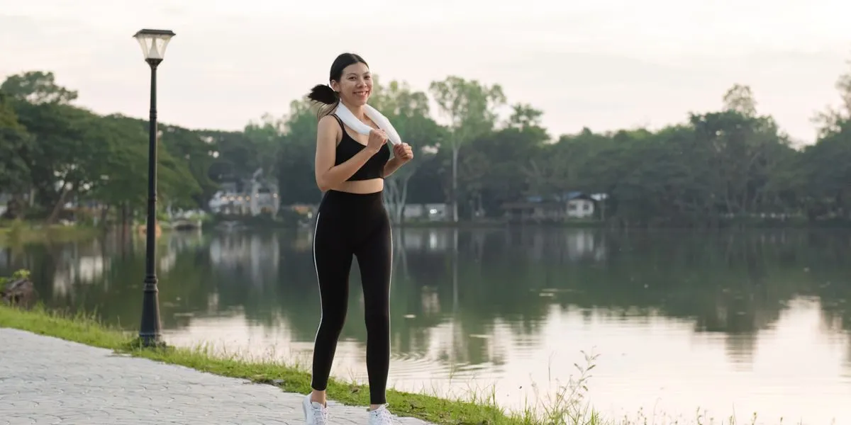 Femme courant près d'une rivière