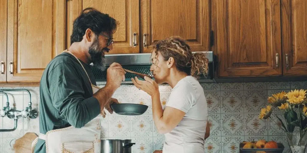 Couple cuisinant sainement