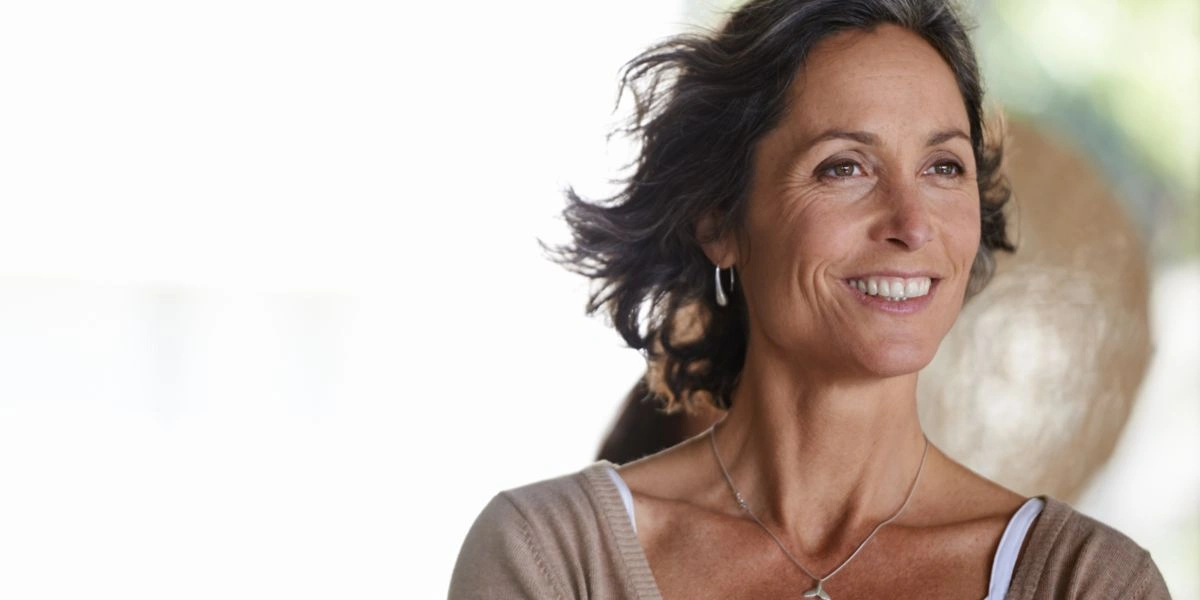 Femme avec symptômes de la ménopause Femme avec symptômes de la ménopause