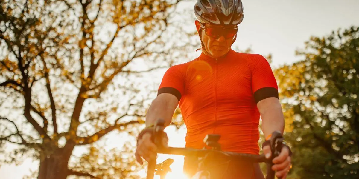 Cycliste faisant une pause pour regarder le compteur kilométrique
