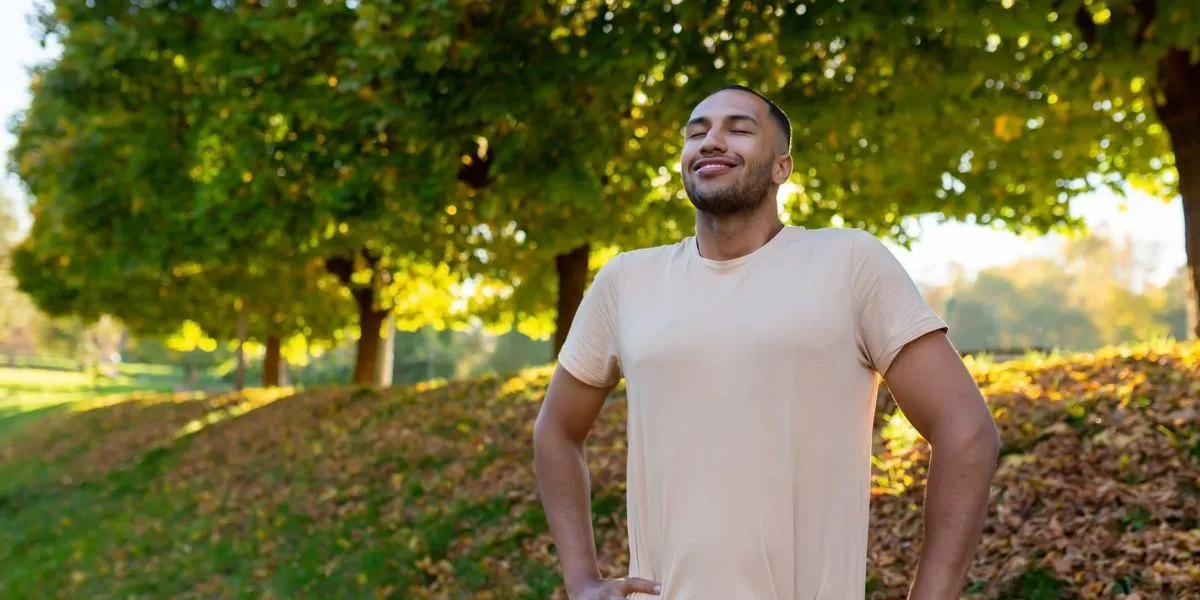 Jeune coureur profitant de sa course à travers le parc