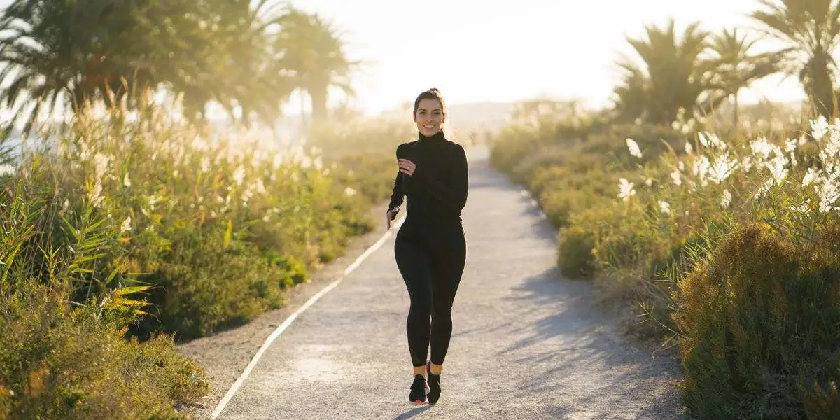 Coureuse sur un sentier entouré de nature