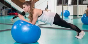 10 Meilleurs exercices d'abdominaux avec fitball