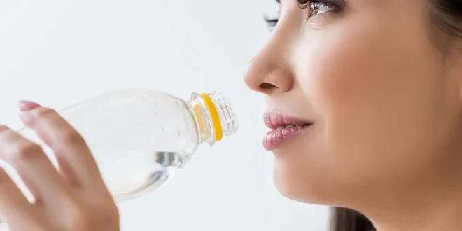 Boire pendant que tu manges, ça peut être mauvais