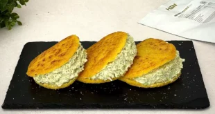 Arepas à la polenta garnies de poulet onctueux