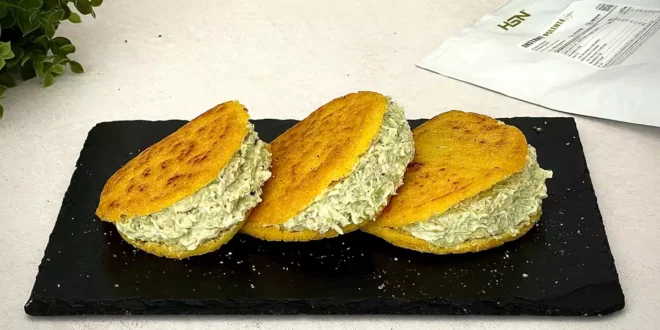 Arepas à la polenta garnies de poulet onctueux