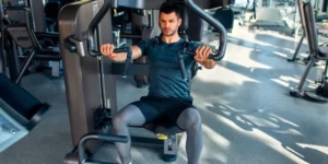 Comment faire correctement le développé couché assis à la machine