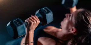 Routine de 10 exercices pour les pectoraux avec haltères pour tous les niveaux