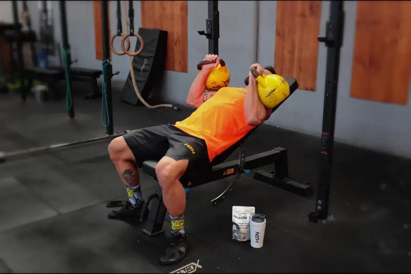 Développé incliné avec kettlebells