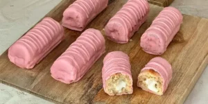 Petits gâteaux roses fitness fourrés à la crème protéinée