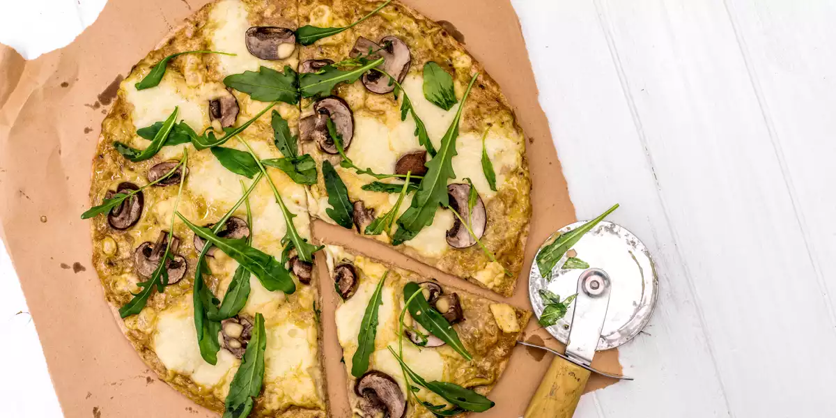 Pizza avec base à la farine de pois verts Pizza avec base à la farine de pois verts