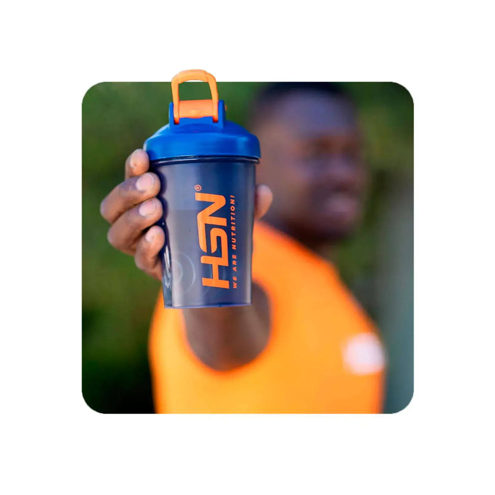 Homme levant un shaker