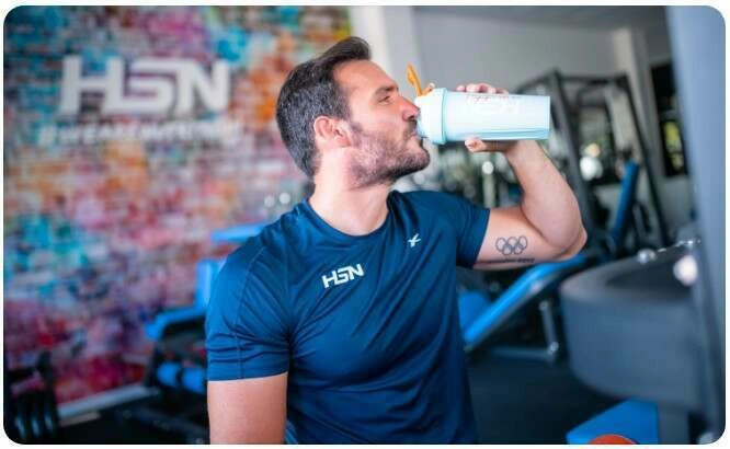 Saul Craviotto buvant des acides aminés dans un shaker