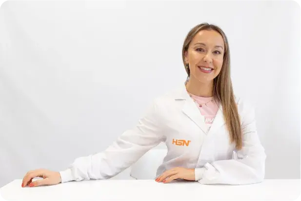 Paloma Quintana avec une blouse de laboratoire de HSN